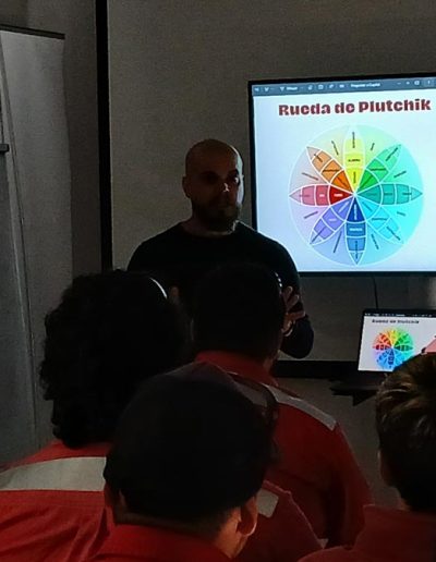 Prevención y Manejo de Ataques Caninos en Contextos Laborales